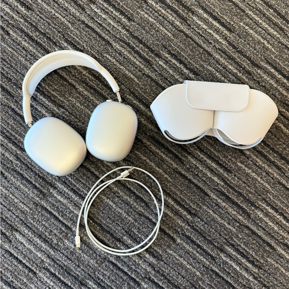 Apple AirPods Max in Elegant White with Case - Picture 8 of 9